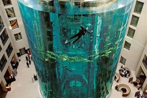 آسانسور در بزرگترین آکواریوم جهان+تصاویر