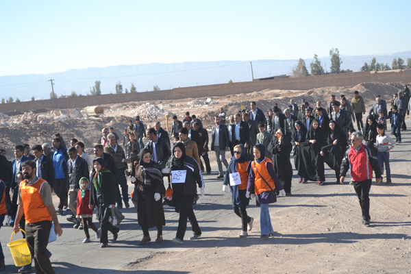 همایش پیاده روی در حومه غربی رفسنجان برگزار شد / تصاویر
