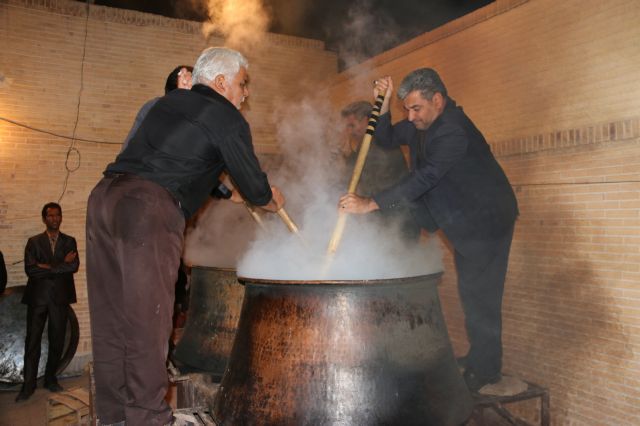 آیین حلیم پزان به یاد شهید قلی بیگی در روستای حمید آباد رفسنجان