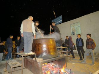 برگزاری آیین حلیم پزی در محله مصطفی خمینی رفسنجان / تصاویر