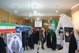 نمایشگاه مدرسه انقلاب در دبیرستان فرزانگان رفسنجان برپا شد / تصاویر